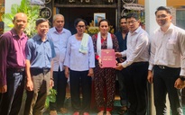 Lãnh đạo trường đại học đến nhà trao bằng tốt nghiệp cho sinh viên đã mất