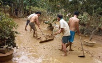 Lũ qua 'bùn non' ập đến: Người miền Trung tất tả dọn bùn sau lũ