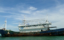 Cận cảnh con 'tàu ma' trôi dạt trên biển Bình Thuận