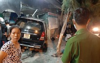 Chiếc Innova đâm hàng loạt xe máy rồi lao vào nhà dân ở Phan Thiết