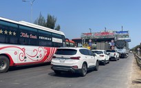 Bình Thuận: Người về quê ăn tết tăng, ô tô xếp hàng dài ở trạm thu phí Sông Phan