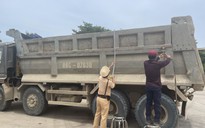 CSGT Bình Thuận cưỡng chế xe ben cơi nới thùng chở vật liệu, khoáng sản