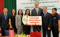 Đại sứ Mỹ tiếp nhận 420.000 khẩu trang y tế Việt Nam trao tặng