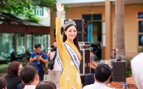 Hoa hậu Lương Thùy Linh gây 'náo loạn' khi về thăm trường cũ