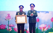 Chủ tịch nước Nguyễn Phú Trọng quyết định trao huân chương cho Bộ trưởng Quốc phòng Lào