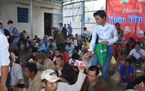 Hoa hậu H’Hen Niê tặng quà cho người nghèo ở Gia Lai