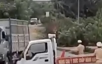 Tài xế xe khách chở gỗ lậu phê ma túy đá, tông thẳng vào xe CSGT