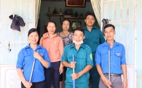 'Áo xanh' giúp dân dọn dẹp nhà cửa sau lũ