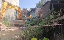 Bình Phước: Điều tra thanh niên dùng xe cuốc phá sập 2 căn nhà dân