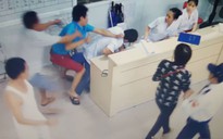 Đang được cấp cứu, bệnh nhân bật dậy đánh bác sĩ vì 'lời qua tiếng lại'