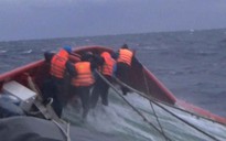 Tàu Cảnh sát biển cứu 10 ngư dân gặp nạn