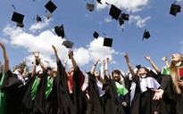 Sinh viên bị cấm ném mũ tốt nghiệp lên trời ở Anh