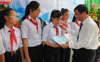 Trao học bổng Nguyễn Thái Bình - Báo Thanh Niên cho các HS, SV
