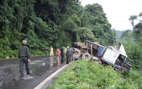 Tai nạn ở đèo Bảo Lộc, xe đầu kéo 'treo' trên miệng vực