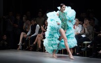 Choáng ngợp trước trang phục 'khủng' của Thanh Hằng trên sàn catwalk