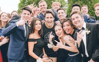 Thủ tướng Canada chụp selfie cùng học sinh