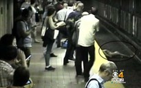 Thoát chết trong gang tấc trên đường ray tàu điện ngầm
