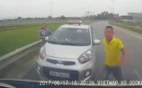 Tước giấy phép lái xe tài xế taxi chạy ngược chiều còn dọa đánh người