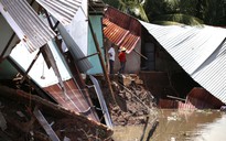 5 căn nhà đổ sập xuống sông ở TP.HCM