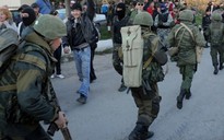 Ukraine bắt 2 lính Nga đi lạc