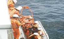 Cứu ngư dân gặp nạn ở Hoàng Sa