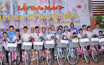 Câu lạc bộ xe đạp thể thao Phú Riềng trao quà cho học sinh nghèo