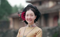'Nàng thơ xứ Huế' mặc Hanbok, búi tóc vòng như người Hàn?