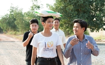 Hoa hậu H'Hen Niê đội bao gạo trên đầu đi làm từ thiện