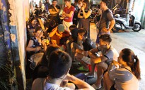 Đậu hũ trong hẻm Sài Gòn chỉ bán 'giờ thiêng'; người người đứng, ngồi xổm chờ mua