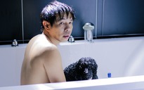 Thái Hòa khỏa thân nguyên ngày để quay cảnh tắm với chó