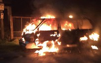 Xe ô tô cháy rụi trong đêm, gia đình 4 người vội vã thoát thân