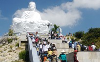 Hàng ngàn người tham quan pho tượng Phật khổng lồ