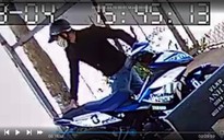 Camera ghi lại cảnh tên trộm đột nhập nhà dân trộm Exciter giữa ban ngày