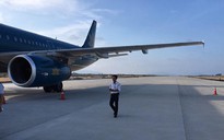 Xe thang đâm thủng thân máy bay Vietnam Airlines