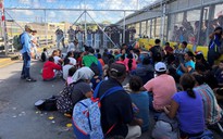 Hàng trăm người di cư chặn cửa khẩu Mỹ - Mexico