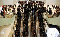Người biểu tình Hồng Kông 'vờn nhau' với cảnh sát