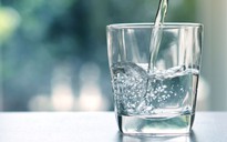 Uống nước nóng có thực sự giúp bạn giảm mỡ bụng?