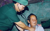Chăm sóc sức khỏe, tặng quà cho người dân vùng bão Quảng Ngãi