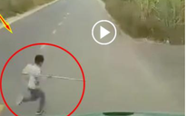 Cư dân mạng quan tâm: Cháu bé băng qua đường bị xe container tông