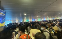 'Biển người' chen chúc ở sân bay Tân Sơn Nhất