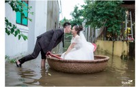 Chú rể đẩy cô dâu bằng thuyền thúng trong đám cưới vui giữa mùa lũ