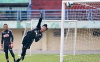 HLV Chung Hae-soung tặng quà bất ngờ cho thủ môn Bùi Tiến Dũng?