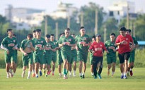 HLV Trần Minh Chiến dẫn dắt CLB TP.HCM đá giao hữu với tuyển Việt Nam