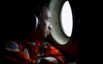 Tìm kiếm máy bay AirAsia mất tích: Người, hành lý trôi dạt trên biển