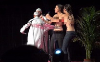 Nhóm nữ quyền ngực trần làm náo loạn hội nghị Hồi giáo