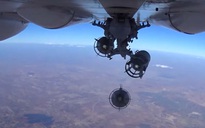 Cận cảnh bom từ máy bay Nga rơi xuống vị trí quân IS