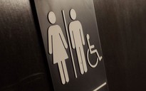 Tổng thống Mỹ buộc trường công cho học sinh chuyển giới dùng nhà vệ sinh