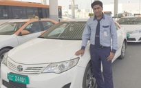 Tài xế taxi ở UAE trả lại khách nửa triệu USD bỏ quên trên xe
