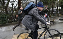 Ngoại trưởng Anh bị cấm đạp xe đi làm