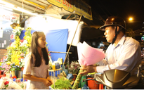 Đàn ông Sài Gòn đi chợ mua hoa tặng chị em từ mờ sáng 20.10